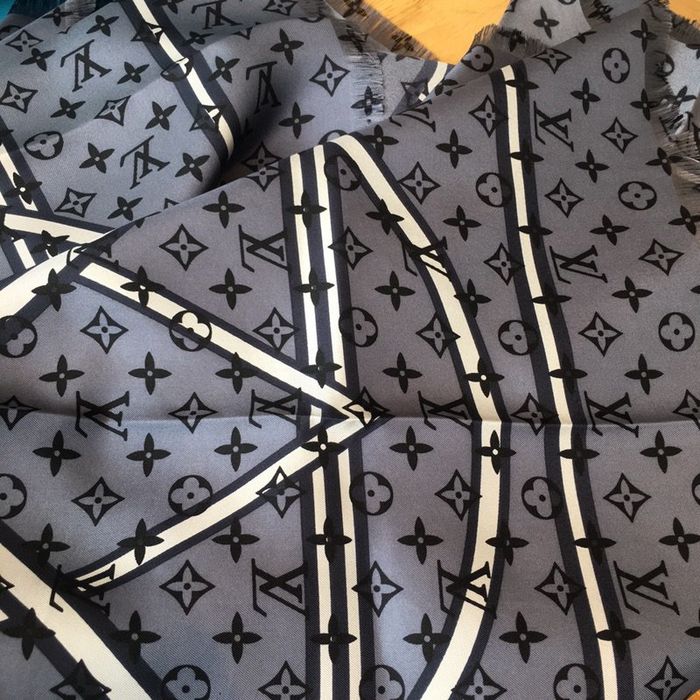 Louis Vuitton Scarf LVS00130